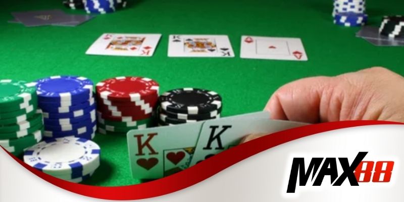 Cách nắm bắt tâm lý đối thủ tại poker texas hold em Max88